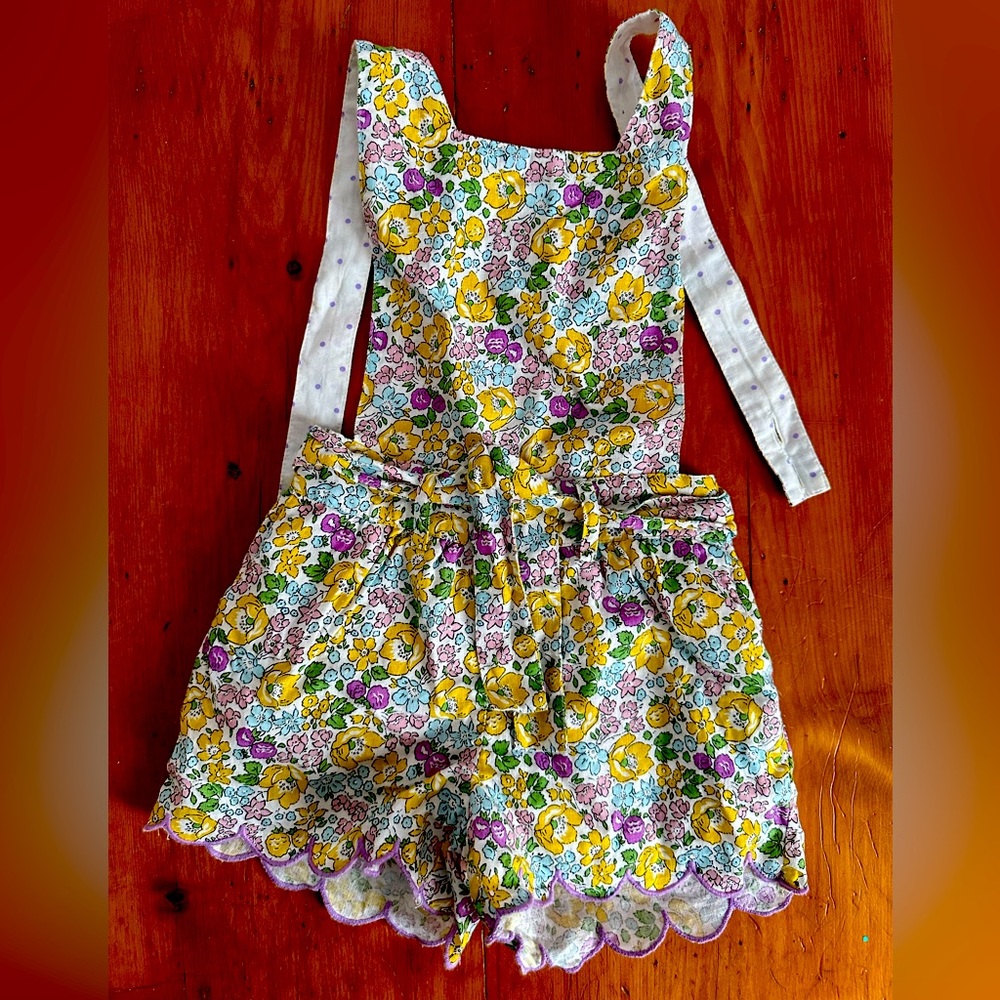 Mini-Boden spring/summer floral overall shorts. Cotton/linen blend size 2-3 year